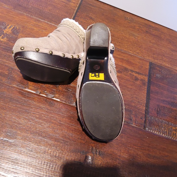 BC clogs tan sude and fuzzy inside women's size 6.5 - Picture 3 of 4